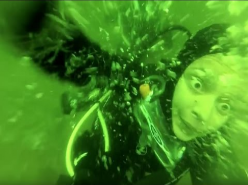 Panico sott’acqua: donna sub in preda alla paura tenta la pallonata risalendo velocemente in superficie - VIDEO