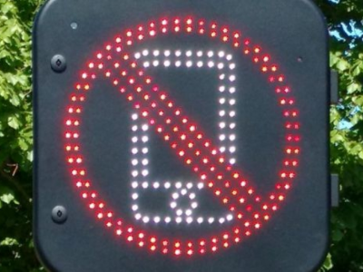 Cellulare alla guida, attenzione in fase di test un nuovo cartello stradale digitale che rivela i segnali della rete mobile