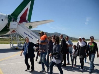 migranti in partenza con l'aereo del Papa Francesco da Lesbo