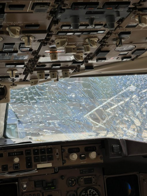 Emergenza sull'aereo Delta Airlines: si crepa il finestrino della cabina di pilotaggio in alta quota