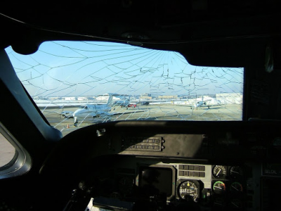 Mosca, crepa sul parabrezza della cabina di pilotaggio: aereo passeggeri effettua atterraggio di emergenza. 