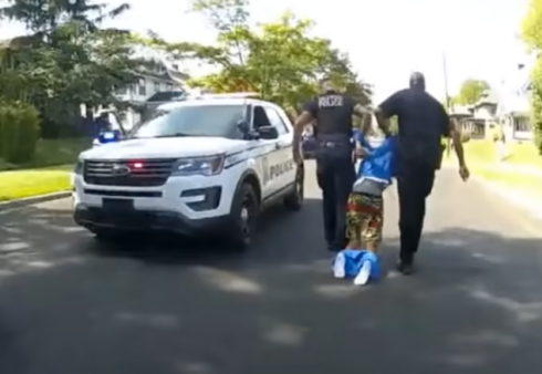 Paraplegico tirato fuori dall’auto con la forza, trascinato e buttato per terra dalla polizia di Dayton, in Ohio – IL VIDEO DELLA BODY CAM. 