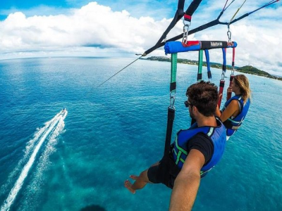 Montenegro, turista fa parasailing ma qualcosa va storto a 50 metri di altezza e precipita in mare: morta sul colpo