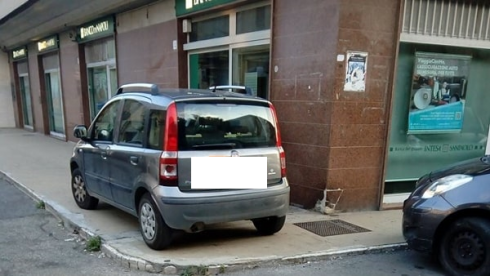 Parcheggio incivile: è reato bloccare un’altra auto.