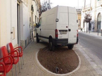 parcheggio selvaggio via Leuca Lecce