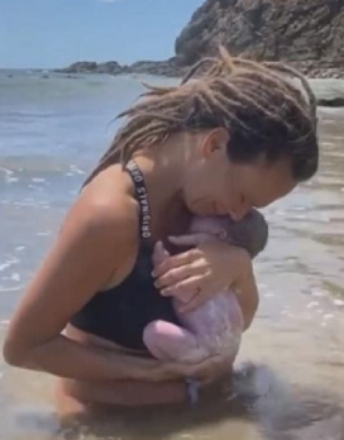 Mamma partorisce il figlio nell'oceano – VIDEO