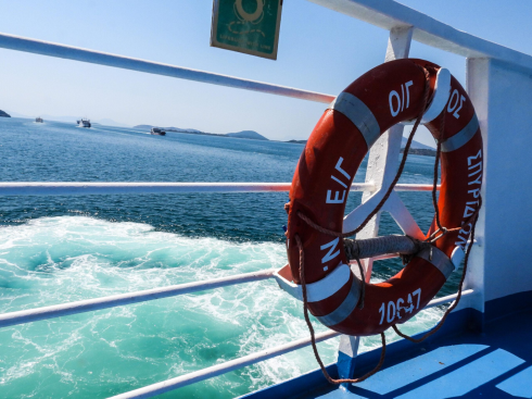 Grecia, una donna è caduta in mare da un traghetto- Video