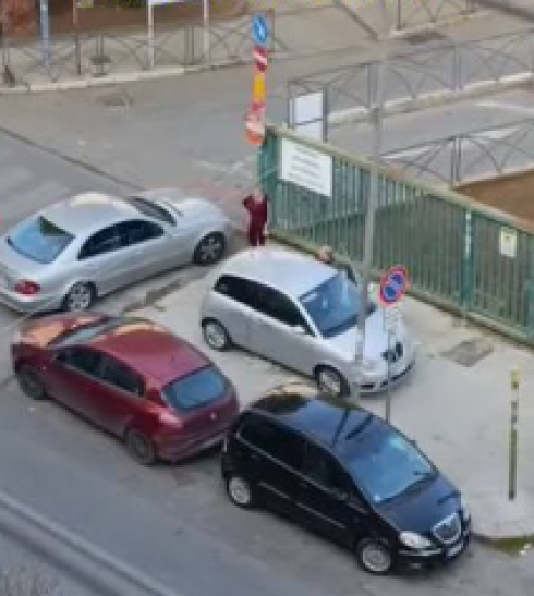 La Cassazione penale condanna il vicino dispettoso che costringe il confinante a manovre di parcheggio difficili