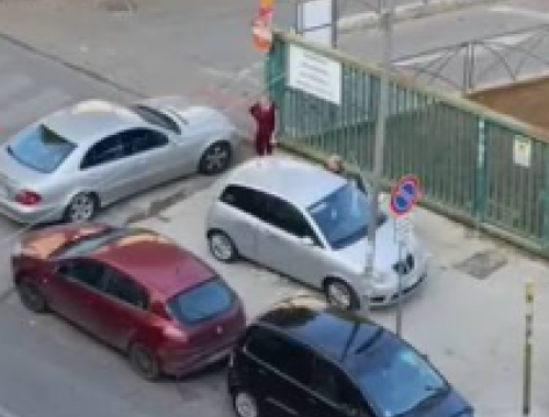 La Cassazione penale condanna il vicino dispettoso che costringe il confinante a manovre di parcheggio difficili