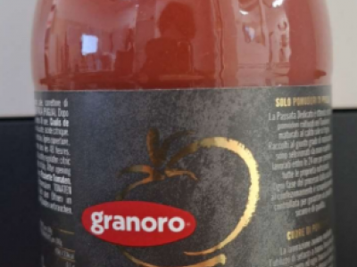 Frammenti di vetro nella salsa di pomodoro Granoro Dedicato