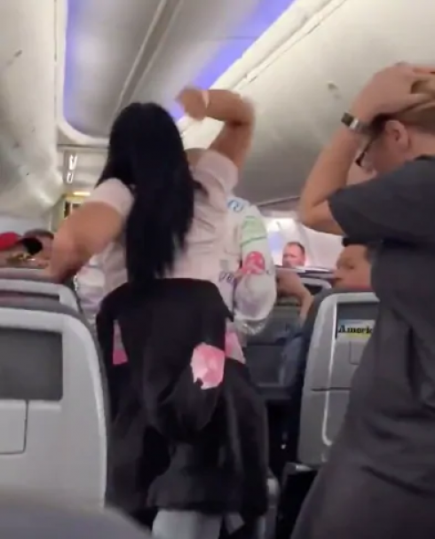 Lite furiosa tra marito e moglie in aereo pronto al decollo. Il video finisce sui social
