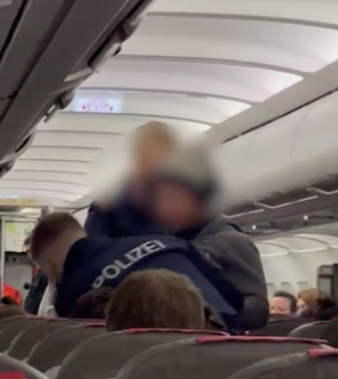 Non vuole mettere la mascherina: cacciata dall'aereo (VIDEO)