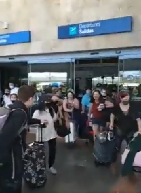 Panico all'aeroporto di Cancun, in Messico, dopo l’esplosione all'interno dell'edificio del terminal - VIDEO