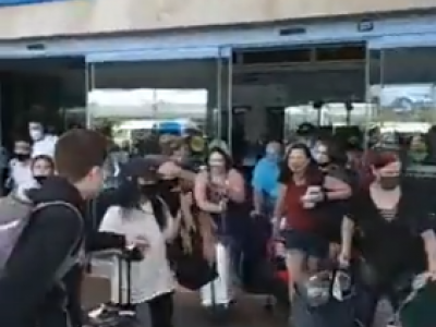 Panico all'aeroporto di Cancun, in Messico, dopo l’esplosione all'interno dell'edificio del terminal - VIDEO