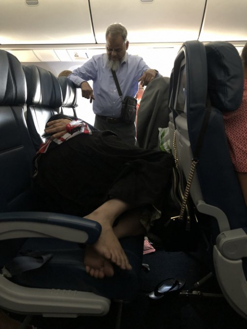 Rimane in piedi 6 ore sull'aereo per far dormire sua moglie