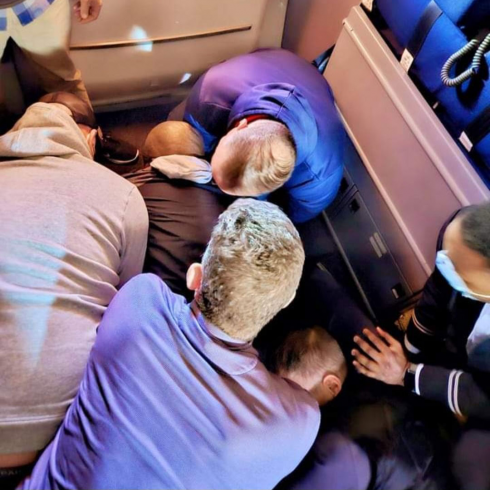 Paura ad alta quota: passeggero di un volo United tenta di aprire il portellone dell’aereo e accoltella al collo un’hostess con un cucchiaio