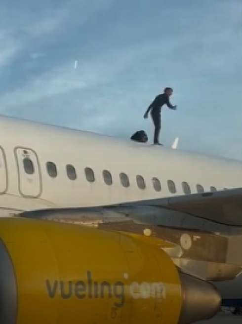 Volo in ritardo di oltre due ore dopo che un uomo è salito sul tetto dell'aereo- Il video