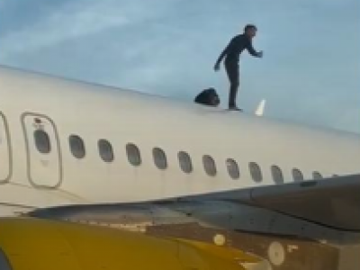 Volo in ritardo di oltre due ore dopo che un uomo &egrave; salito sul tetto dell'aereo- Il video 