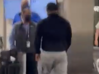 VIDEO: uomo arrestato per aver preso a pugni un dipendente della Southwest al gate dell'aeroporto di Atlanta