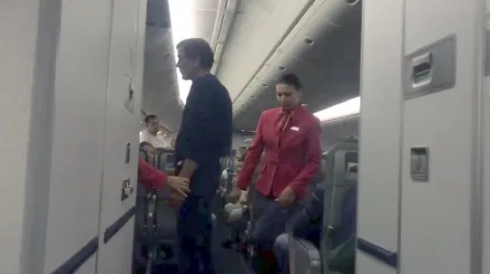 Volo da incubo Mosca - Phuket. Un uomo ubriaco tenta di aprire il portellone in alta quota: impacchettato dai passeggeri con il domopak