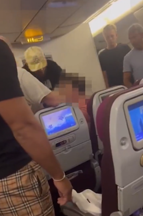 Volo da Bangkok a Londra, passeggero molesto e violento aggredisce a pugni assistente di volo: legato dai viaggiatori. Il video
