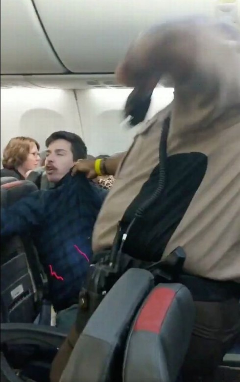 passeggero colpito con un taser dalla polizia passeggero colpito con un taser dalla polizia