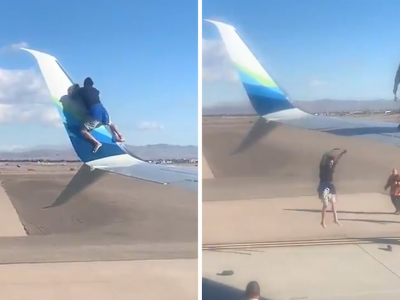 Uomo sale sull’ala dell'aereo della Alaska Airlines si toglie scarpe e calzini e cammina avanti e indietro. 