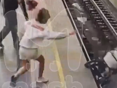 Passeggino travolto dal treno della metropolitana in Russia che lo schiaccia ma il neonato si salva per miracolo - VIDEO