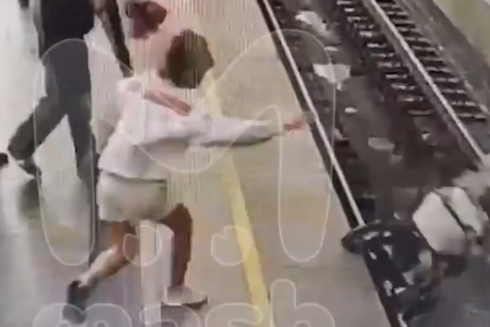 Passeggino travolto dal treno della metropolitana in Russia che lo schiaccia ma il neonato si salva per miracolo - VIDEO