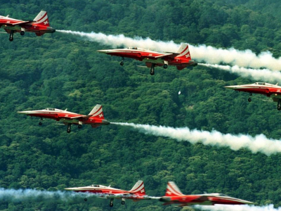Uno show aereo non previsto: la pattuglia acrobatica dell’aviazione militare svizzera omologa alla nostre “Frecce Tricolori” sbaglia festa