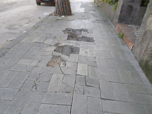 Pedone inciampa nella mattonella che “balla” sul marciapiede: ente condannato perché la pavimentazione appare regolare