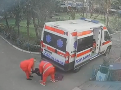 Ambulanza a sirene spiegate in retromarcia investe un pedone: per fortuna solo tanta paura - VIDEO