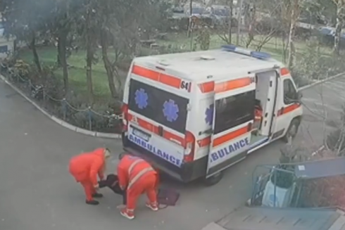 Ambulanza a sirene spiegate in retromarcia investe un pedone: per fortuna solo tanta paura - VIDEO