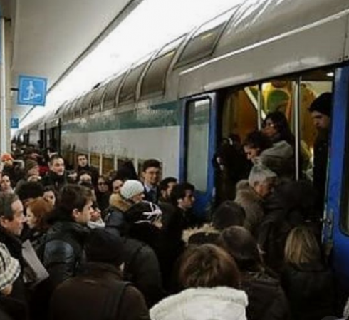 Cassazione: niente risarcimento al pendolare perché il treno sempre affollato e in ritardo è «tollerabile».