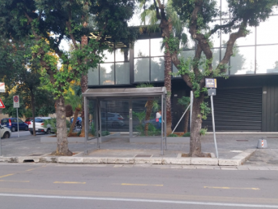 La fermata dell’autobus in viale Otranto senza panchina