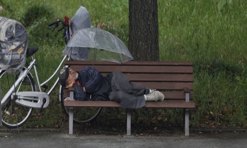 pensionato che dorme su una panchina pensionato che dorme su una panchina