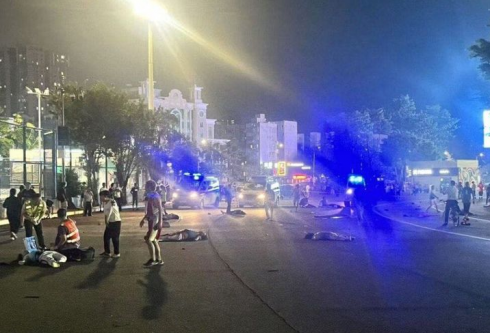 Autista si schianta con un SUV contro la folla, 35 morti e decine di feriti – Il video