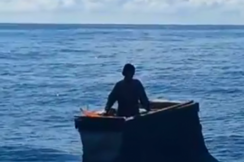 Naufraga un pescatore di 65 anni: salvato dopo sei giorni in mare - Video 