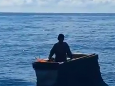 Naufraga un pescatore di 65 anni: salvato dopo sei giorni in mare - Video 