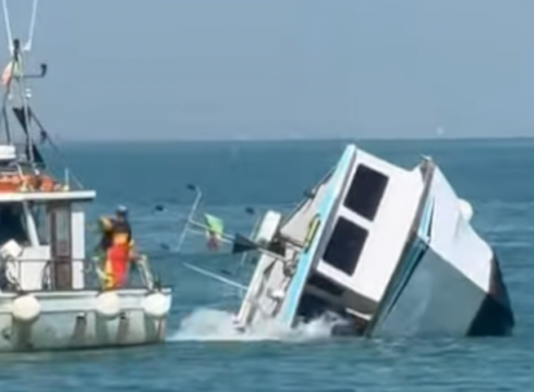 Peschereccio affonda nelle acque del mare Adriatico, salvi i due marinai – Il video