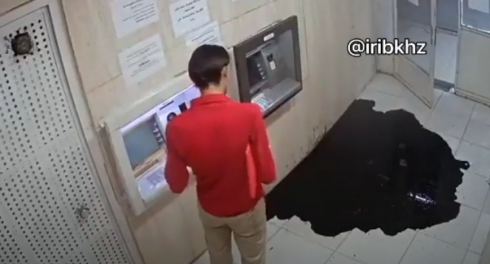 Il petrolio sgorga dal pavimento del bancomat della Posta.