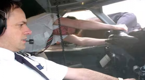 Il pilota viene risucchiato fuori dall'aereo a un'altitudine di 7 km, sopravvive