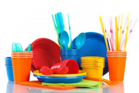 STOP da oggi a bicchieri, cannucce, piatti e posate di plastica.
