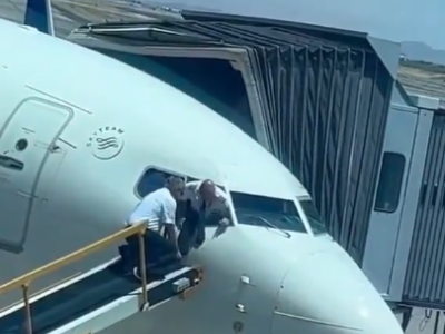 Si blocca la porta della cabina di pilotaggio, il pilota entra nell'abitacolo attraverso il finestrino – VIDEO