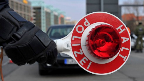 Non lo serve perché non ha la mascherina, cliente se ne va, poi torna e lo uccide.