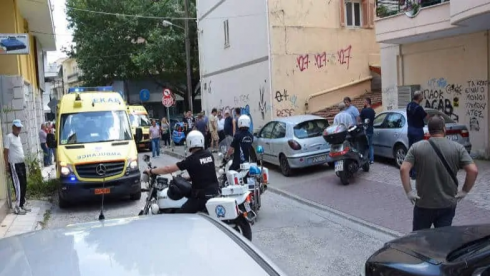 Uomo armato di ascia attacca i dipendenti all'interno di un ufficio delle imposte a Kozani in Grecia. 