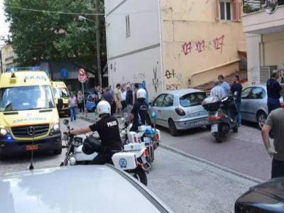 Uomo armato di ascia attacca i dipendenti all'interno di un ufficio delle imposte a Kozani in Grecia. 
