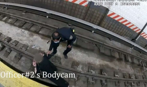 La polizia salva la donna caduta sui binari della metropolitana di New York – IL VIDEO