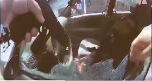Video shock dagli Usa di un poliziotto che uccide a bruciapelo un uomo nella sua auto