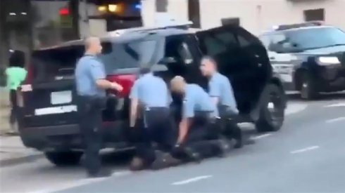 Razzismo, nuove immagini dell'arresto di George Floyd mostrano tre poliziotti seduti sulla schiena. 
